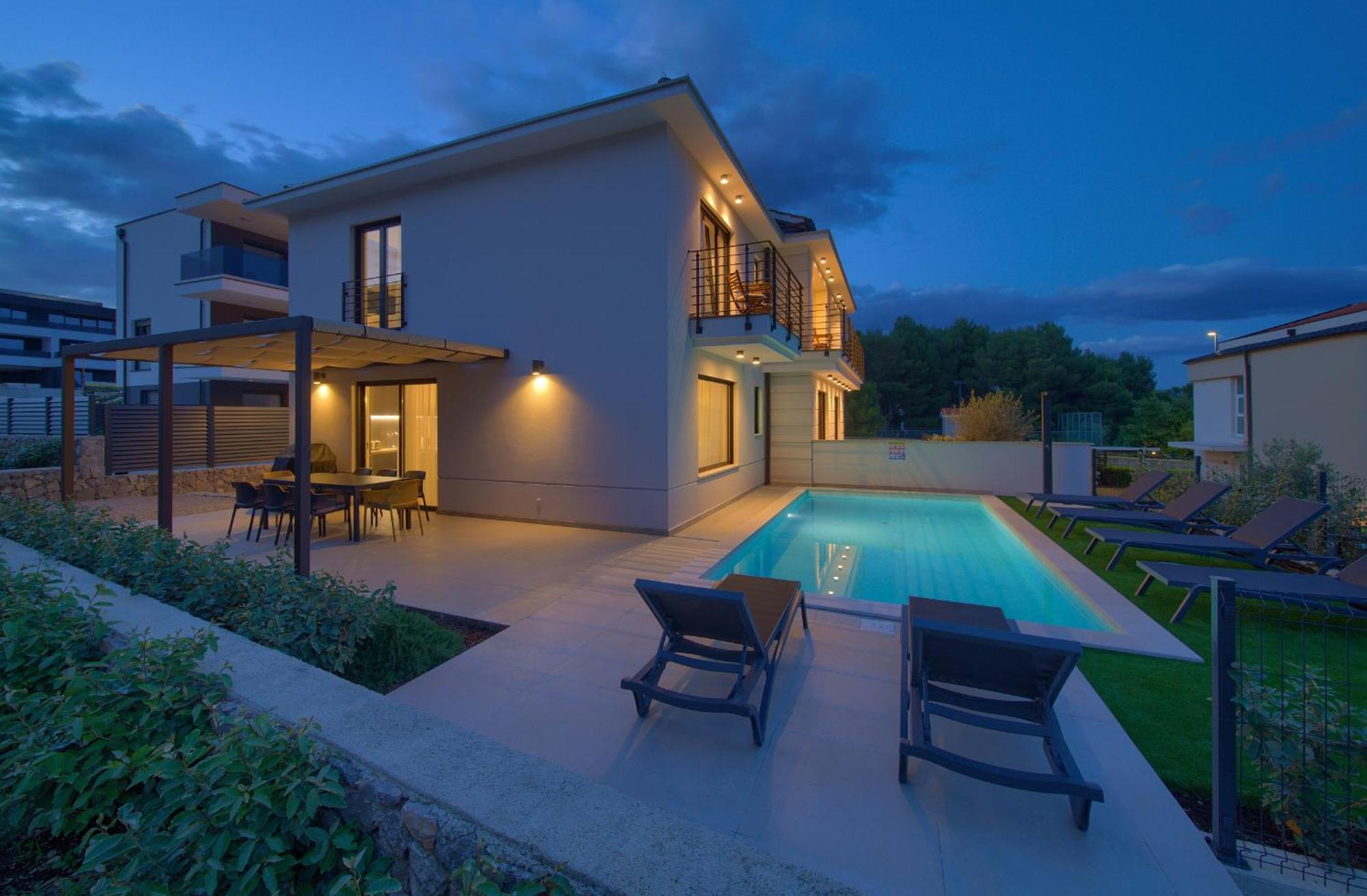 Počitniška hiša House Fra&la With Private Pool